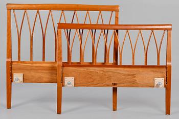SÄNGGAVLAR, ett par, Carl Malmsten, Åfors Möbelfabrik, 1900-talets mitt.