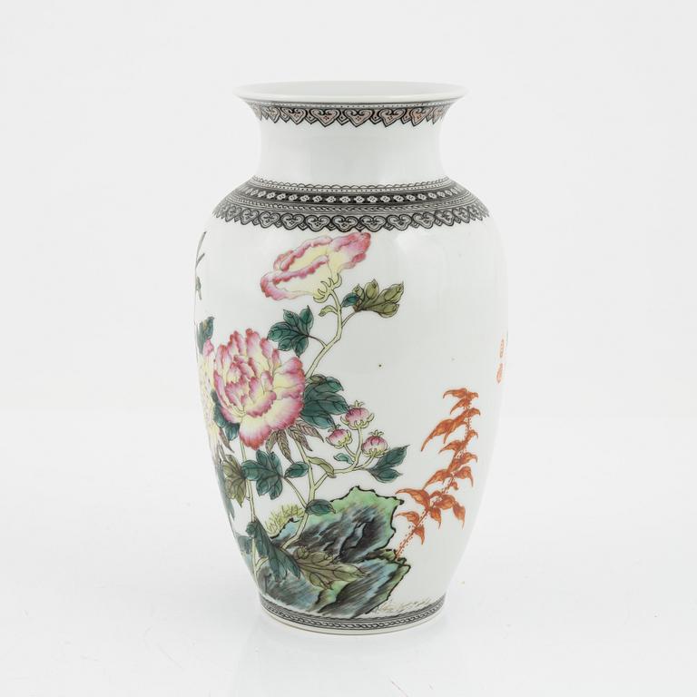 A porcelain vase, China, mid 20th century.