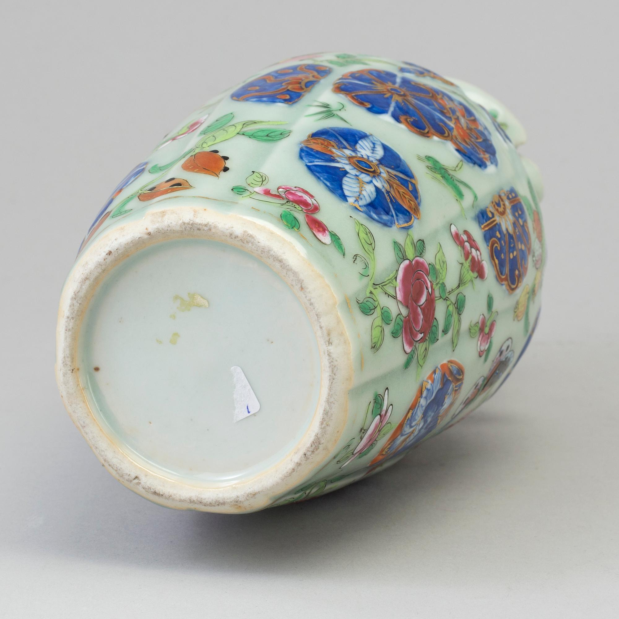 A Canton vase, Qing dynasty, 19th Century.