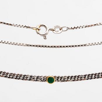 2 chains 18k whitegold, 1 with green stones, total weight 12,4 g.