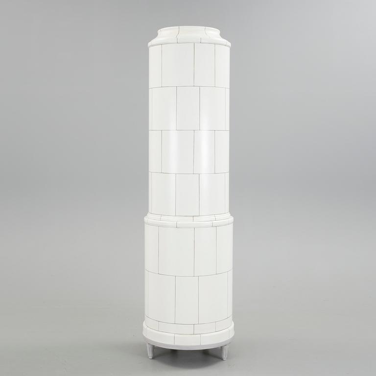 KAKELUGNSSKÅP, bemålat trä, 1900-talets andra hälft.