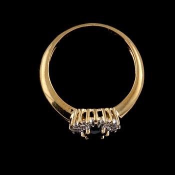 RING, 18k guld med fasettslipad blå safir och åttkantslipade diamanter, totalt 0.05 ct. Vikt 4 g.