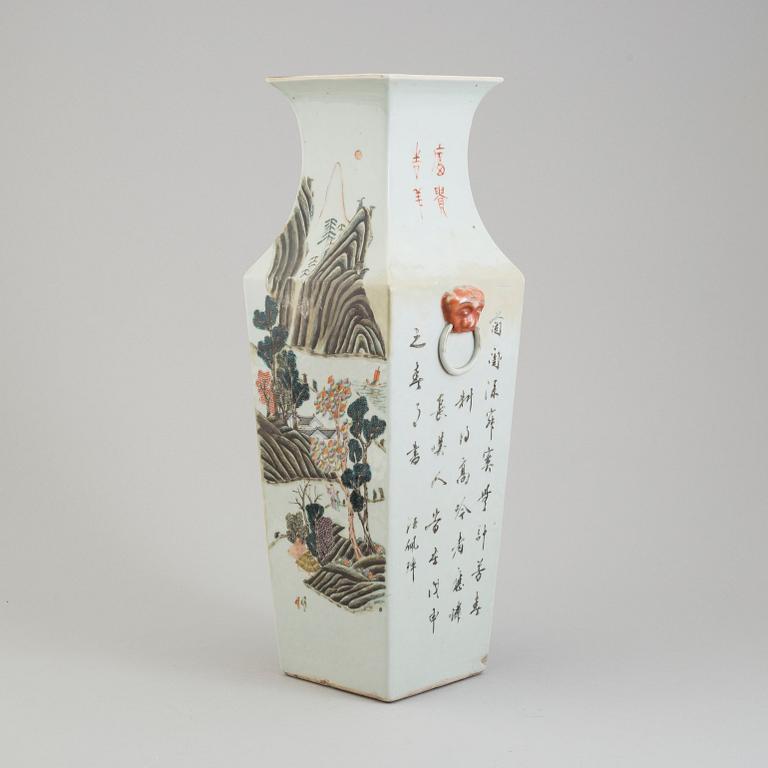 A 19th century porcelin vase, China.