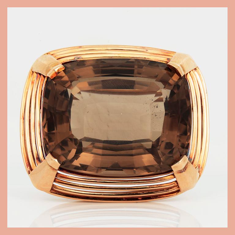 BROSCH, 18K roséguld med blandslipad rökkvarts, ca 66 ct, Håbes Ateljé, Göteborg, 1965. Total vikt ca 33,21 g.