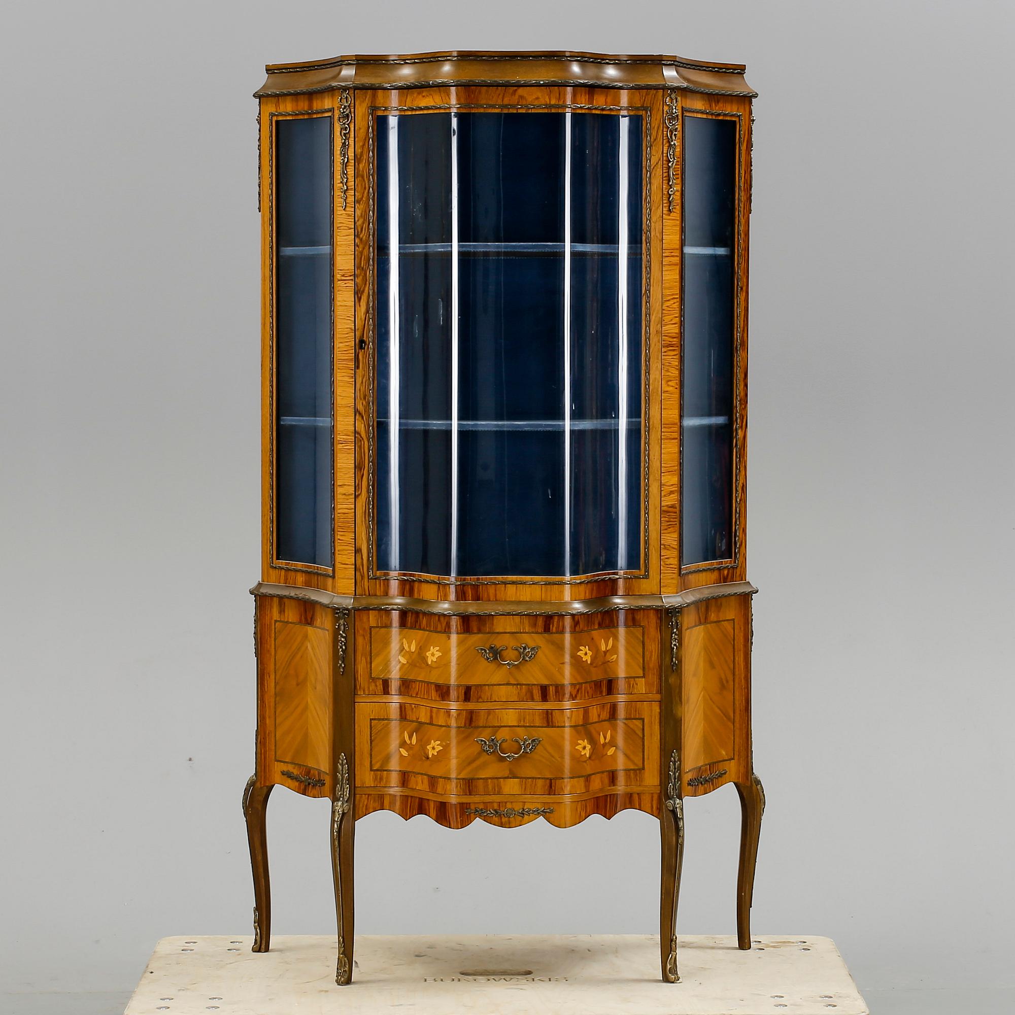 VITRINSKÅP, Louis XVI-stil, 1900-talets mitt.
