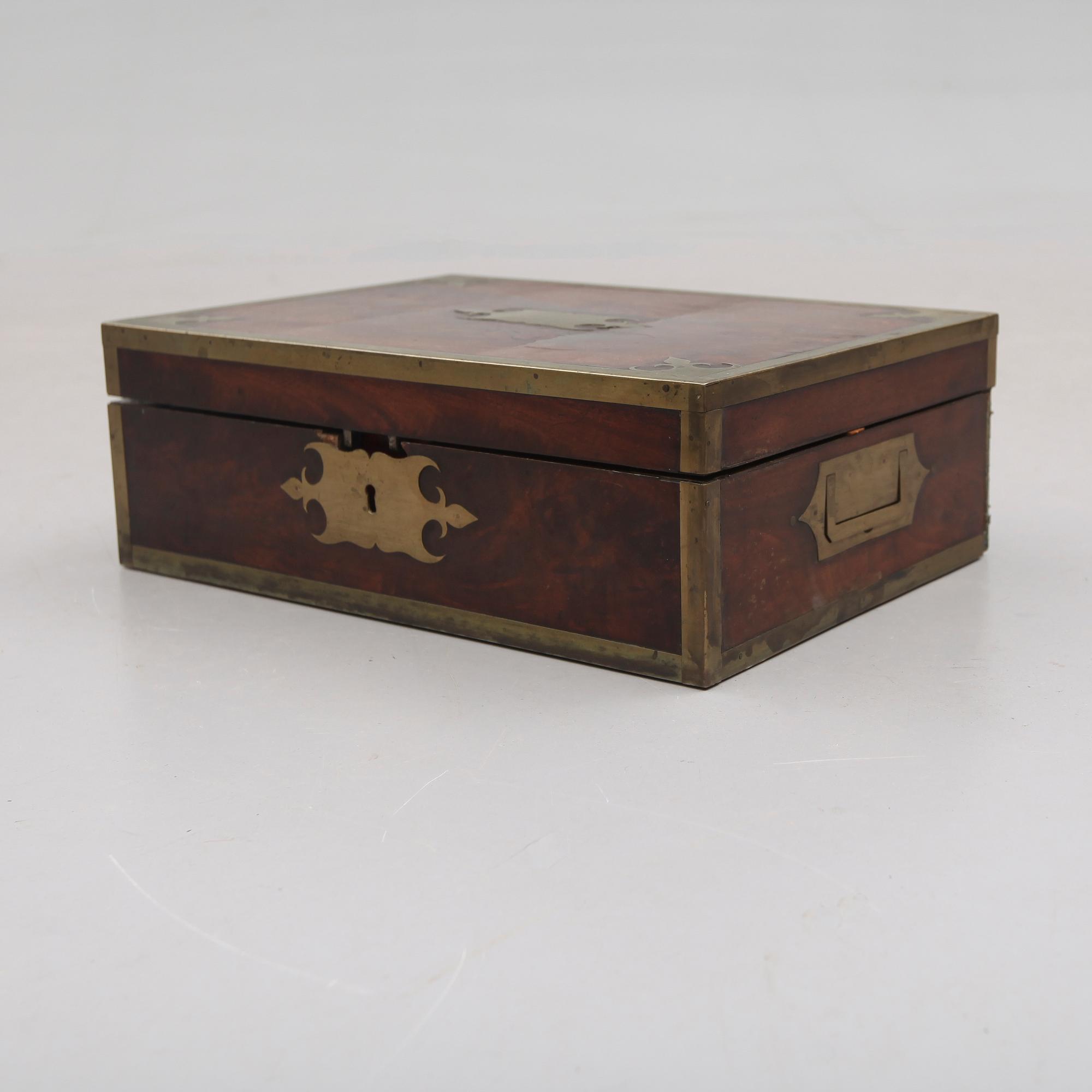 SKRIV/TOALETTSCHATULL, England, 1800-talets andra hälft.