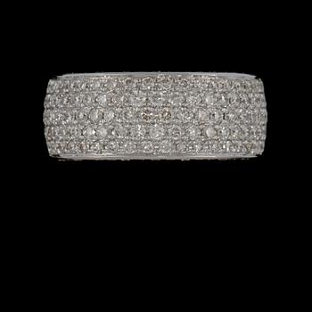 RING, 18k vitguld med 140 briljantslipade diamanter, totalt 1.86 ct. Vikt 10 g.
