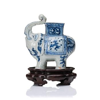 825. A Chinese blue and white figure of an elephant/censer, Qing dynasty.