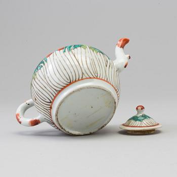 A chinese tea pot, early 20th Century.