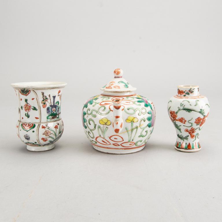 A Chinese 18th century  tea-pot, vase and mug  pocelain.