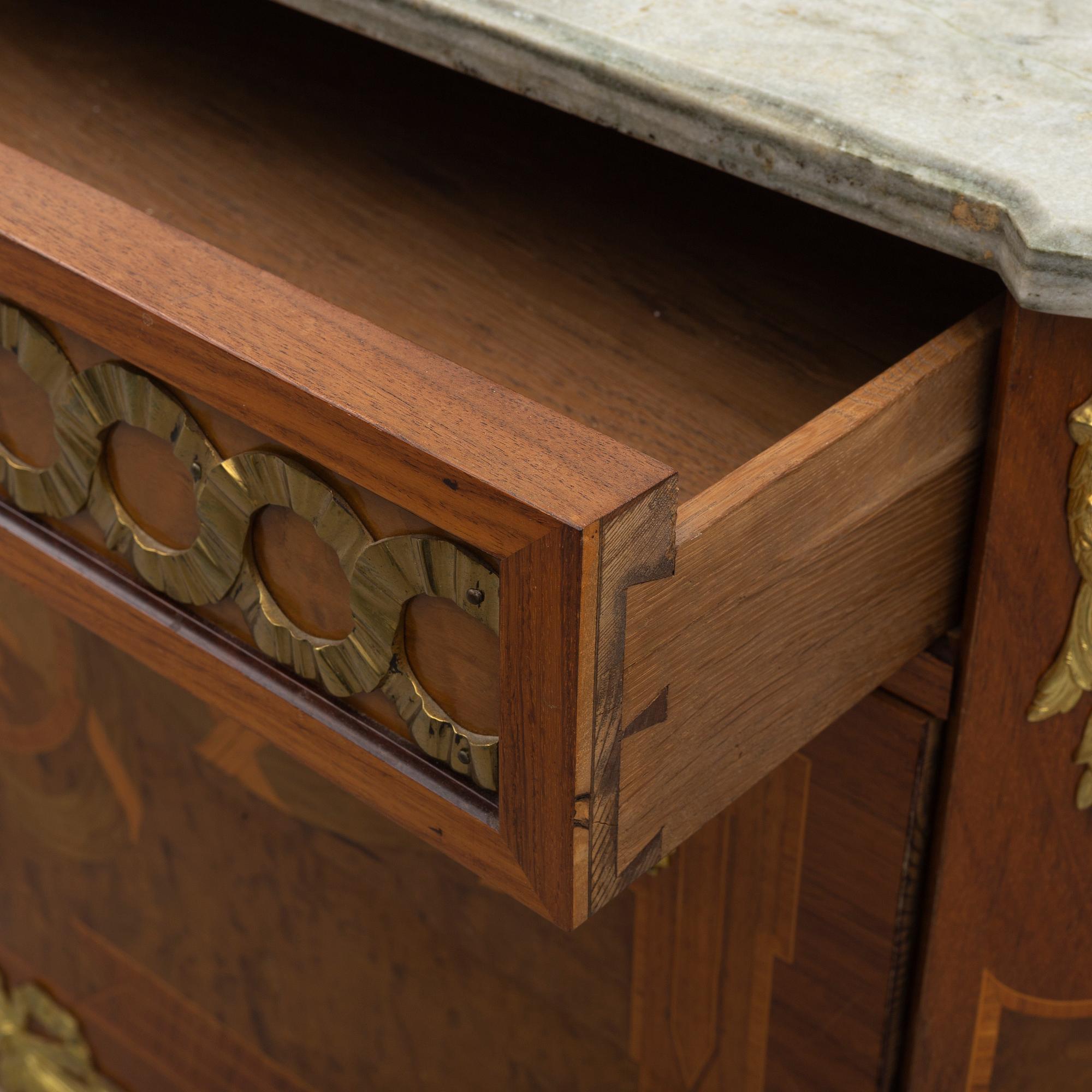 BYRÅ, gustaviansk stil, 1900-talets första kvartal.