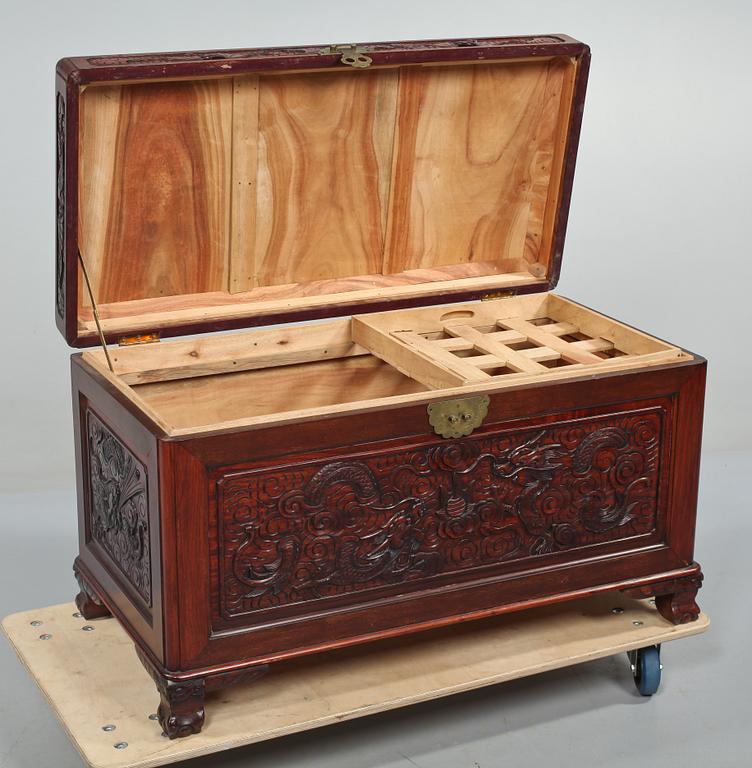 KAMFERKISTA, orientalisk, 1900-tal.