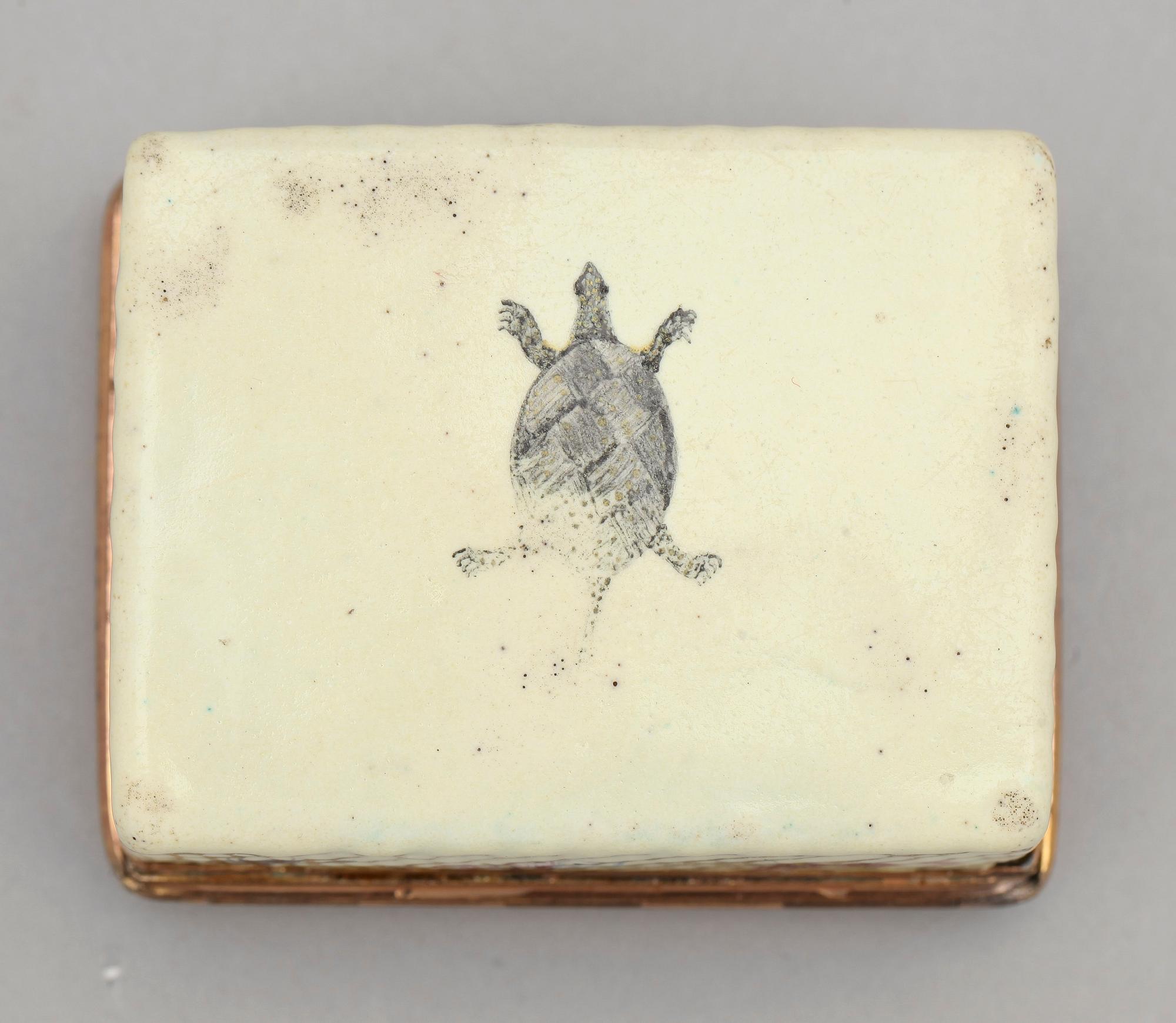 DOSA samt CIGARETTETUI, 2 st, emalj, 1900-talets början.