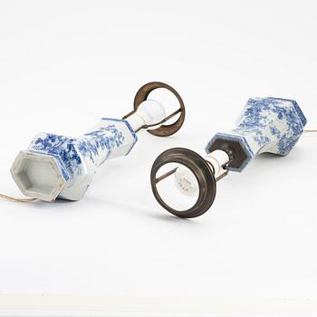 Bordslampor, ett par, porslin, Seto, Japan, Meiji, omkring 1900.