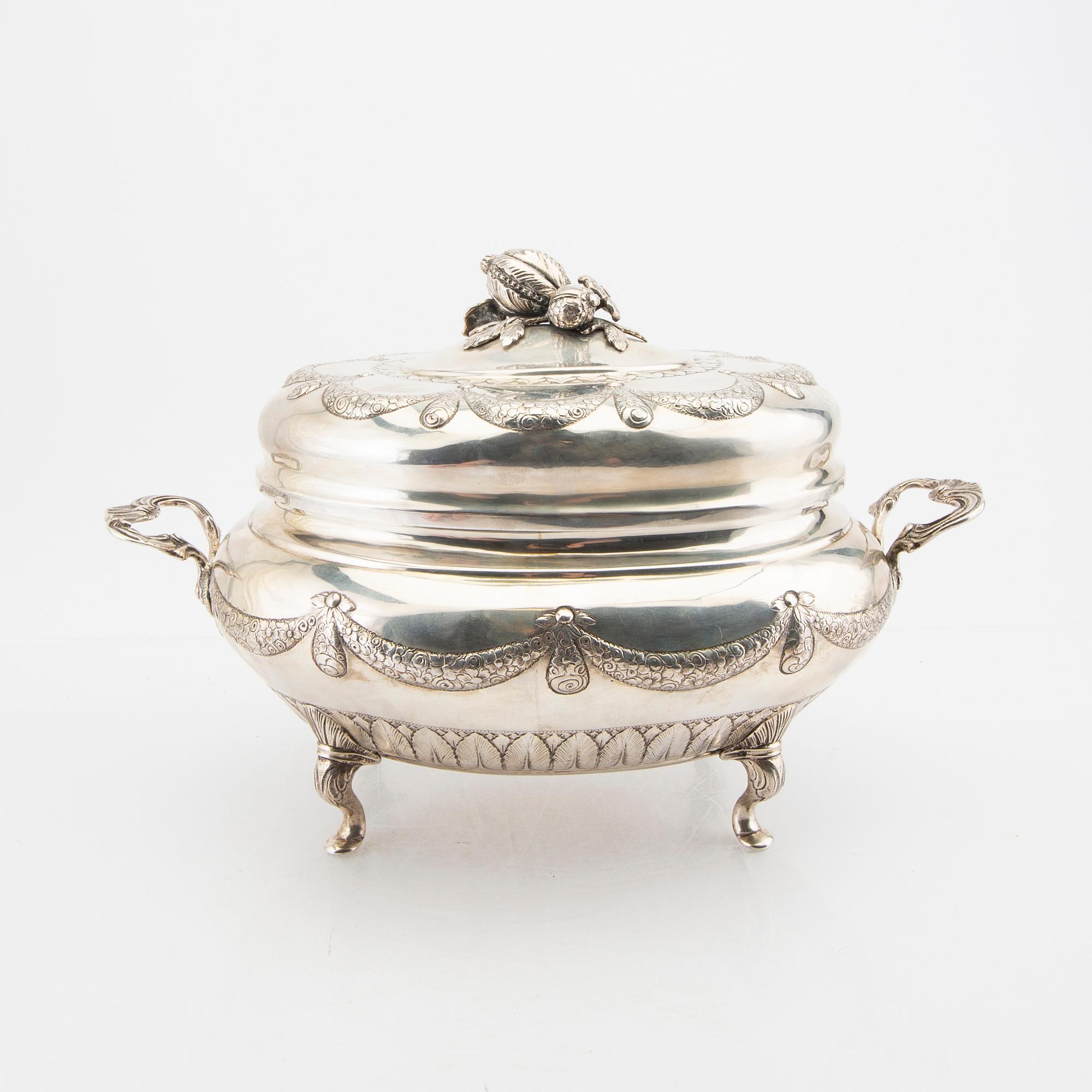 A Swedish 20th century silver tureen Swedish import impress, weight 2460 grams.