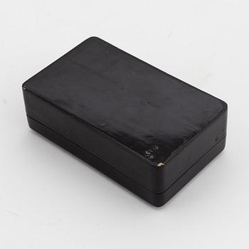 A Japenese lacquer box with cover, around 1900.