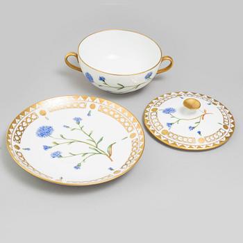 A set of 11 soup bowls with covers and stand, Bing & Gröndahl, Denmark, 20th Century. Hausmalerei.