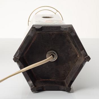 Perukstockar/bordslampor, ett par, porslin, Kina, sen Qingdynati.