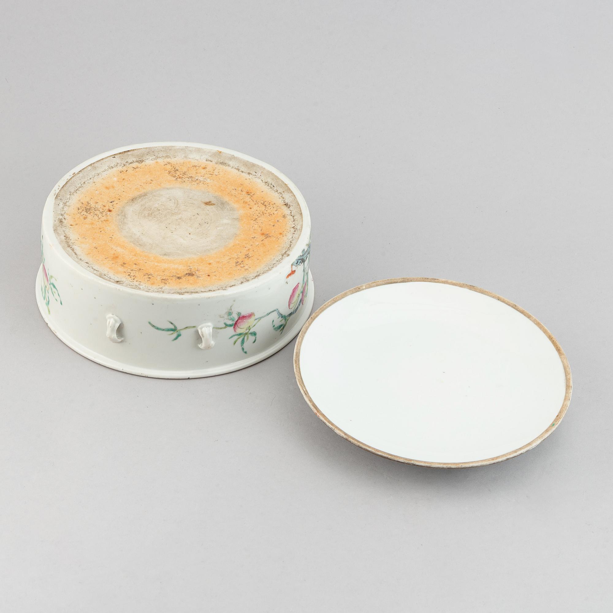 A Chinese porcelain  lidded dish, turn of the century 1900.