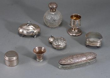 PARTI SILVER, 8 delar, mestadels England och Sverige, 1900-tal, vikt exklusive glas samt fylld del ca 300 g.