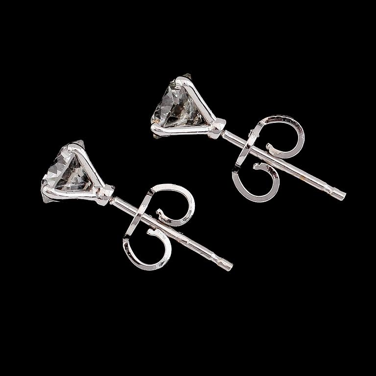ÖRHÄNGEN, 1 par, 18K vitguld, briljantslipade diamanter tot ca 1.65 ct.