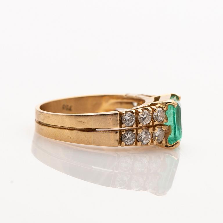 Ring, 18K gold with an emerald set in it and 12 brilliant-cut diamonds.