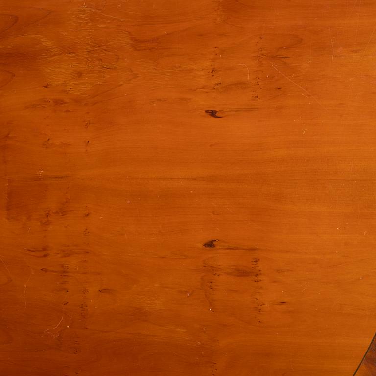 Dining table, English, in the style of George III, second half of the 19th century.