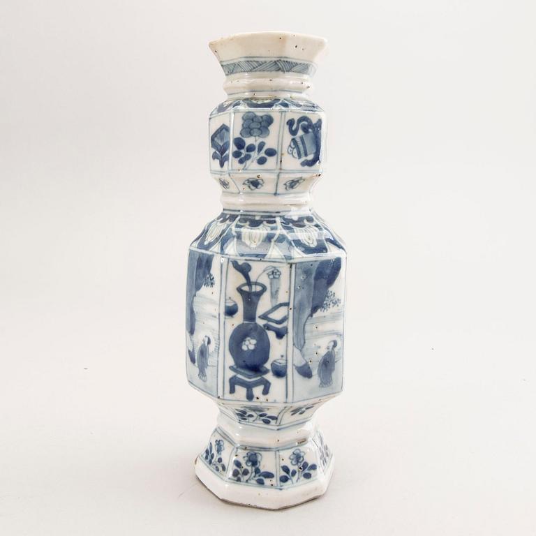 Vase, porcelain. Qing Dynasty, Kangxi (1662-1722).