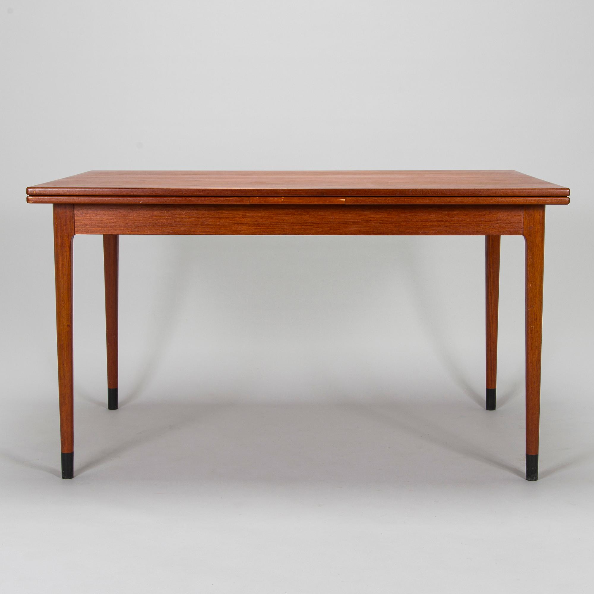 A mid 20th century dining table Niels O. Møller, J.L. Møllers Møbelfabrik, Denmark.