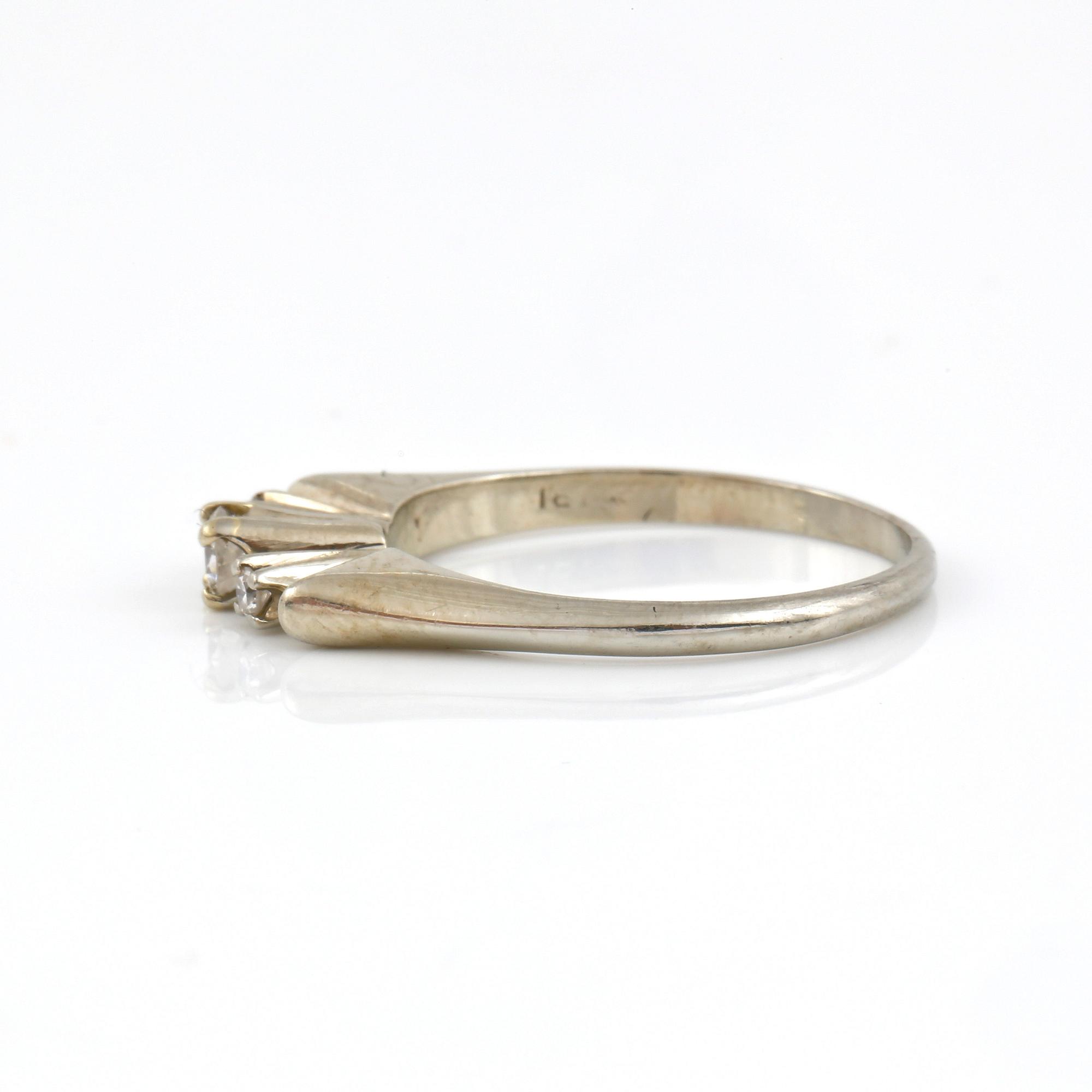 RING, 18K vitguld med 3 briljantslipade diamanter, tot ca 0,23 ct. Vikt 3,90 g.