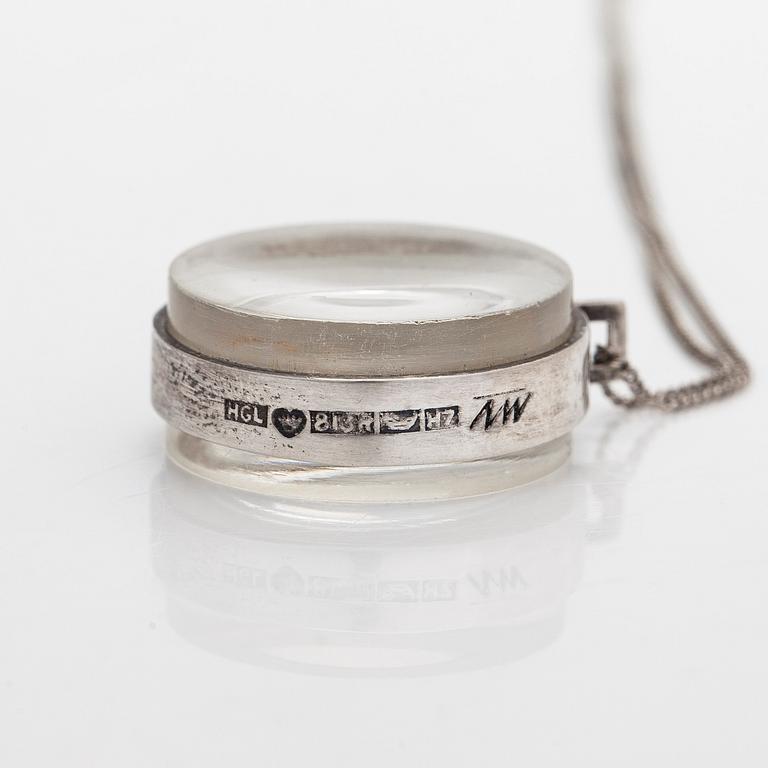 Tapio Wirkkala, riipus, hopeaa ja akryyli, signeerattu TW, Holger Lindström, Helsinki 1961, sekä ketju.