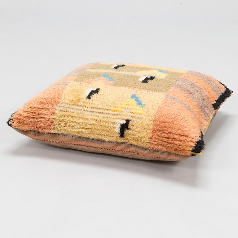 Armi Ratia (Airaksinen), a 1930's Finnish long pile rug pillow for Neovius. Circa 49x44 cm.