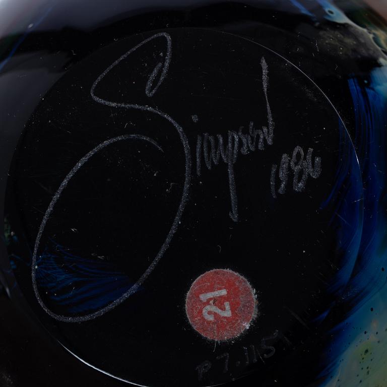 Six glass paper weights, including Robert Eickholt, USA, 1985, & klas-Göran Tinbäck, Sweden.