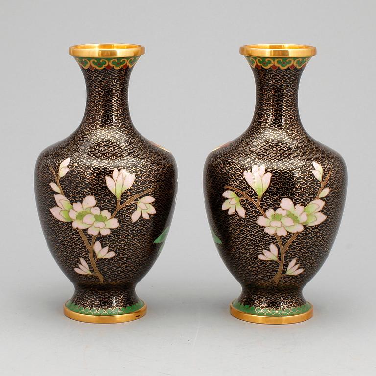 VASER, ett par, cloisonne, Kina 1900-tal.