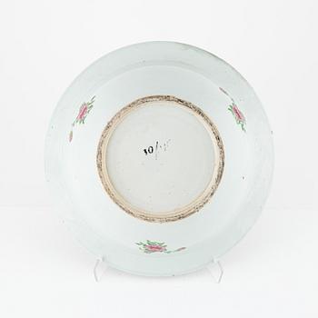A Canton porcelain bowl, China, 19th century.