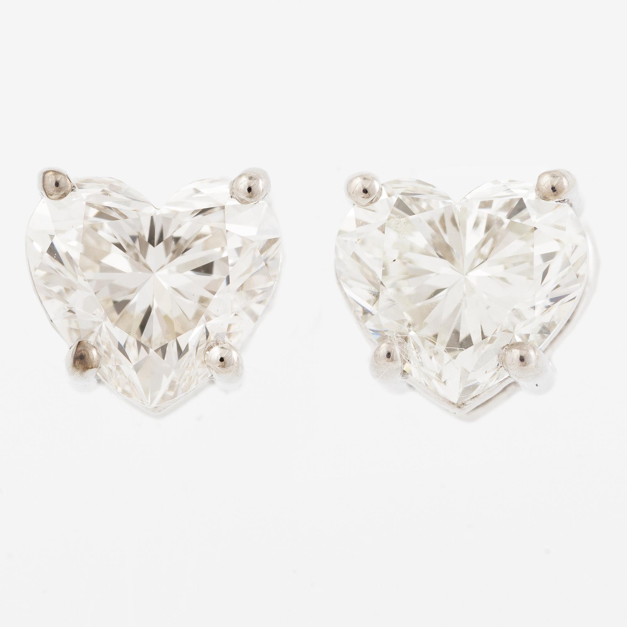 Earrings 18K white gold with heart-shaped brilliant-cut diamonds.