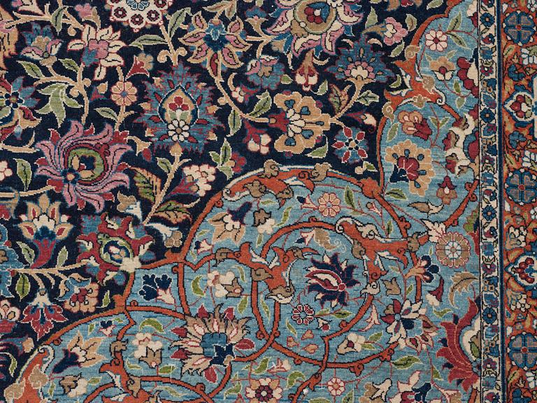 SEMIANTIK TEHERAN/ISFAHAN. 355,5 x 260,5 cm inklusive en slätvävd kant runt hela matten.