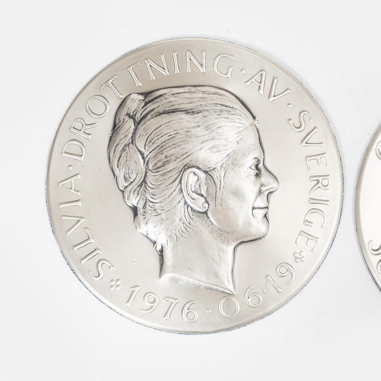 Relief, a pair, silver 999/1000, numbered 456 and 457/3000, Lagerströms Silver AB, Norrtälje 1976.
