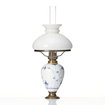 Fotogenlampa, porslin. Royal Copenhagen, "Musselmalet", Danmark, circa 1900.