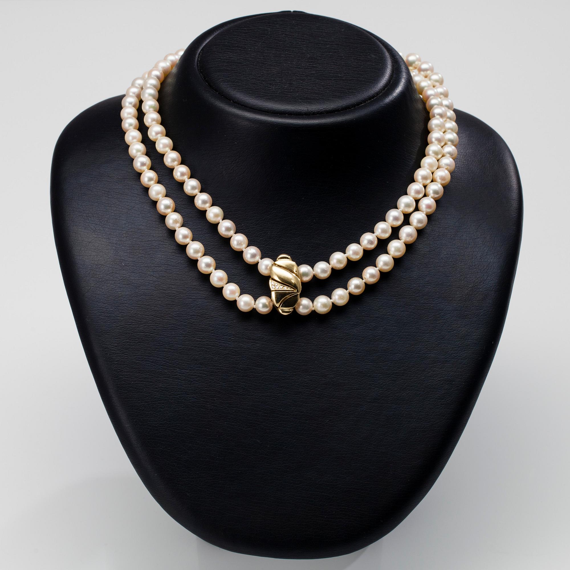 PÄRLCOLLIER, låset 18K guld, 6 diamanter, tot. 0,06 ct. 1990.