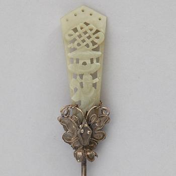 A nephrite and metal hair pin, late Qing dynasty, circa 1900.