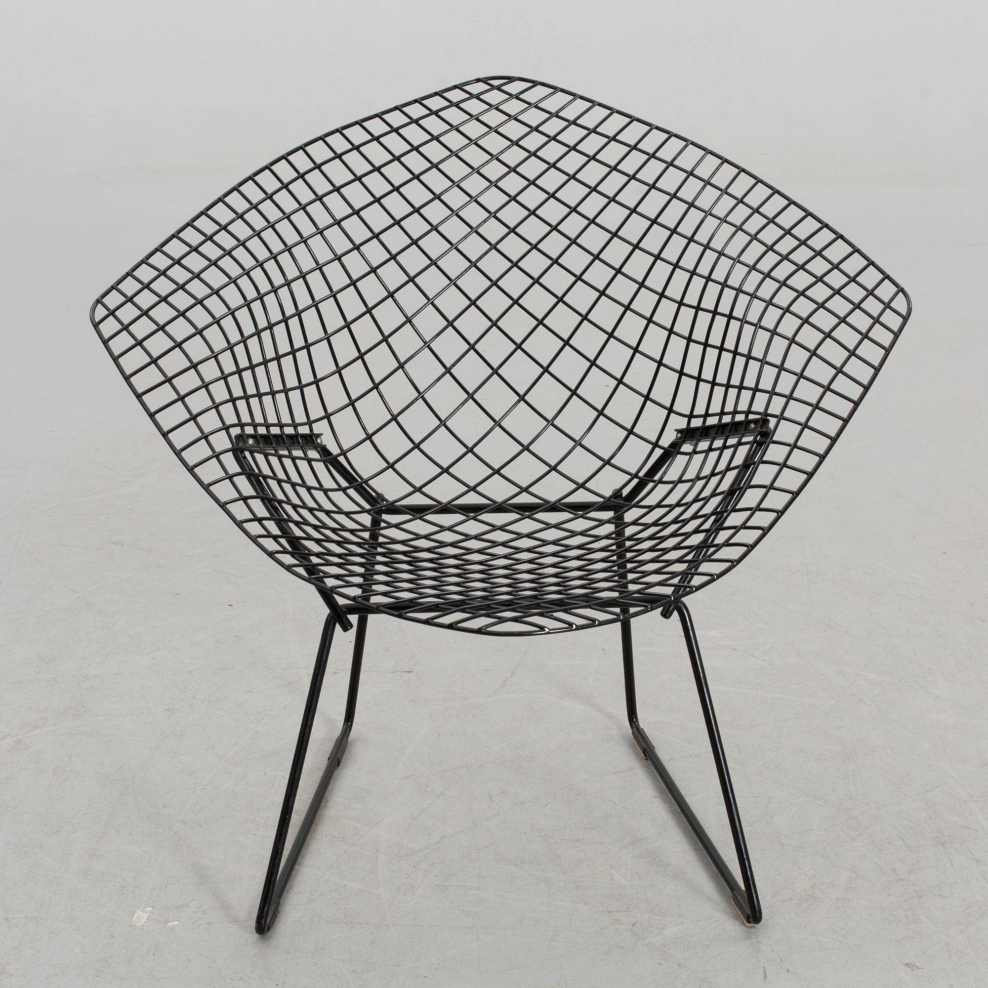 A HARRY BERTOIA "DIAMOND CHAIR".