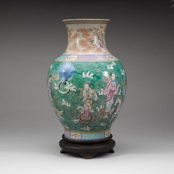 An enameled vase, late Qing dynasty with seal mark.