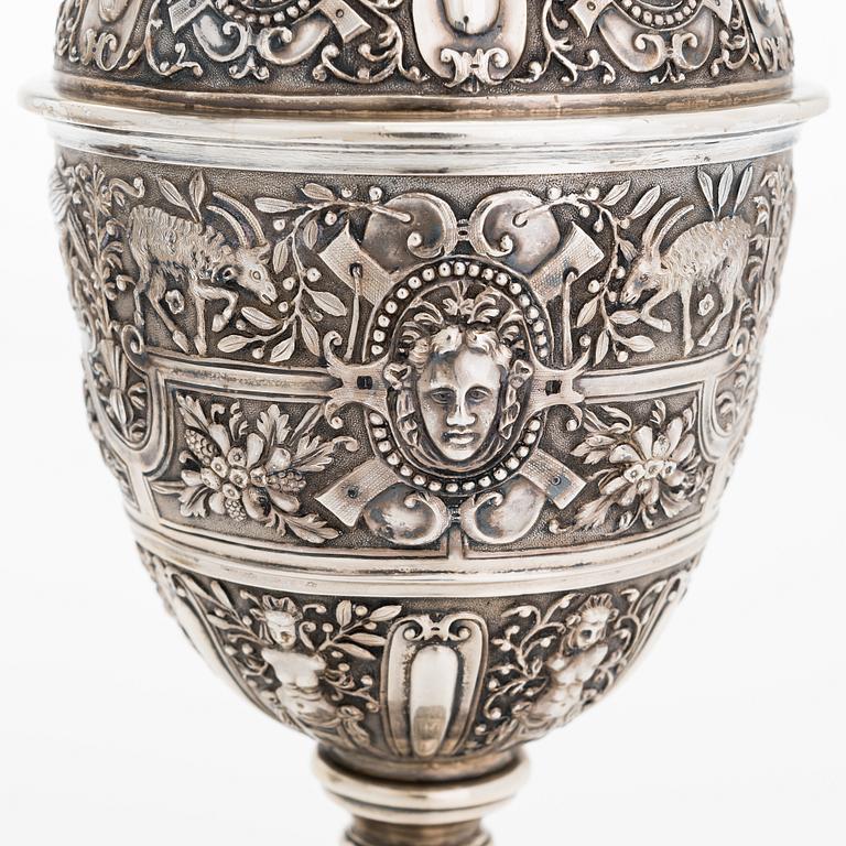 Vinkanna och bägare, sterlingsilver, Alfred Ivory, London 1864 resp. James Dixon & Sons Ltd, Sheffield 1895.