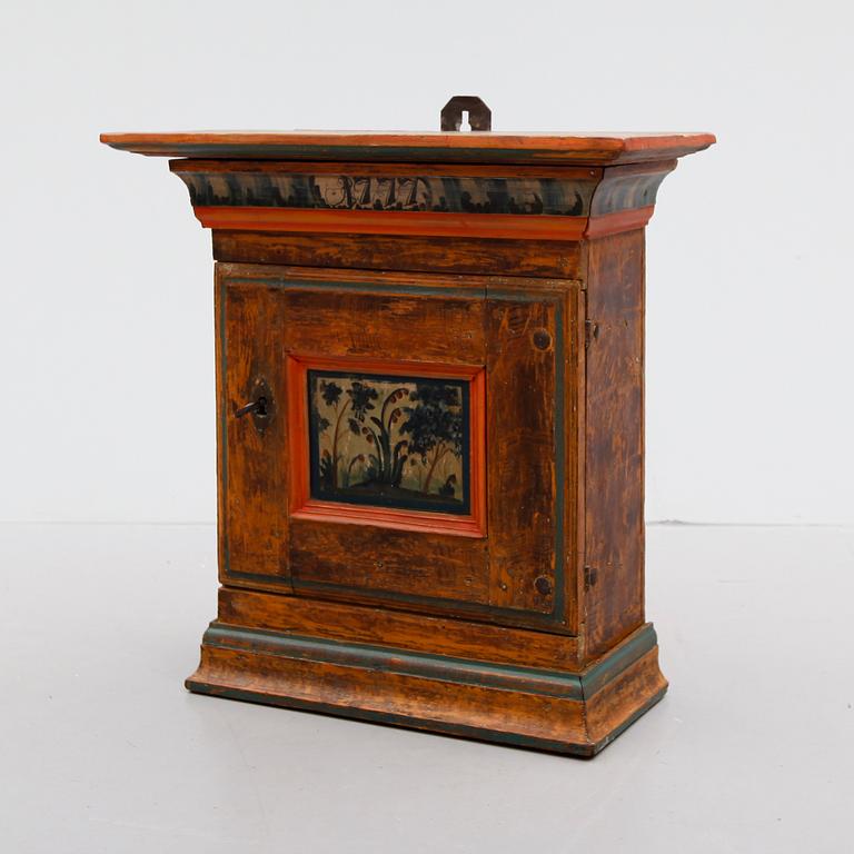 HÄNGSKÅP, allmoge, daterat 1777.