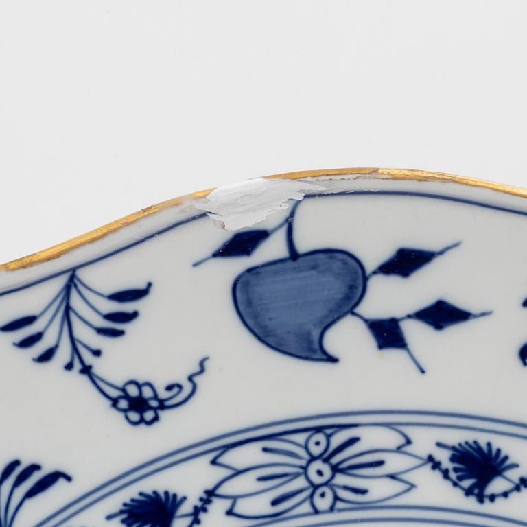 A 134 piece porcelain dinner service, "Zwiebelmuster", Meissen.