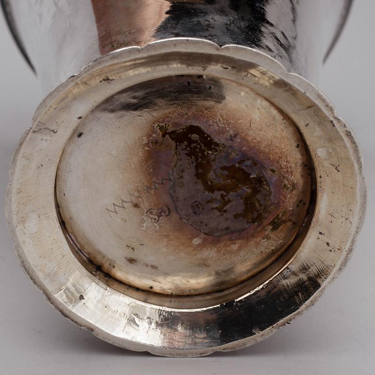 BÄGARE, ett par snarlika, silver. Lorens Stabeus, Stockholm, verksam 1745-1778. Vikt tot ca 1060 g.