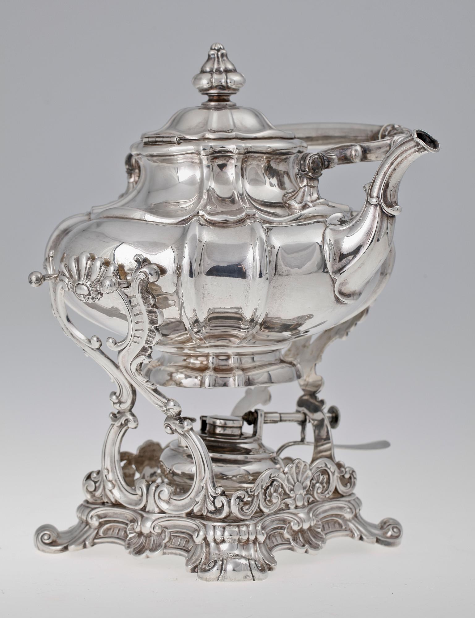 TÉKANNA PÅ RECHAUD, silver, rokokostil, utländska silverstämplar. 1800-tal. Tot vikt ca 2240 gram.