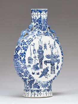 PILGRIMSFLASKA, porslin. Kina, 1800-tal.