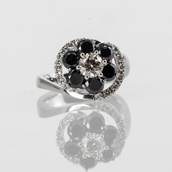 DIAMANTRING, 14K vitguld. Vikt 6,19 g. Intyg.